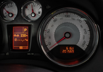 Подержанный автомобиль Peugeot 308 Hatchback 2012 года (13 фото)