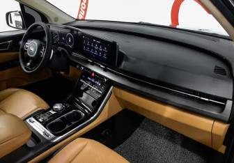 Подержанный автомобиль Kia Carnival 2020 года (9 фото)