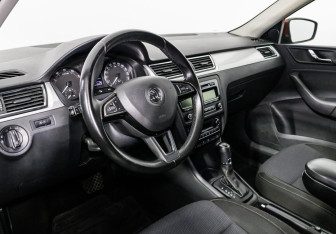 Подержанный автомобиль Skoda Rapid Liftback 2014 года (7 фото)