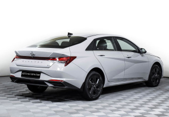 Подержанный автомобиль Hyundai Elantra Sedan 2021 года (5 фото)