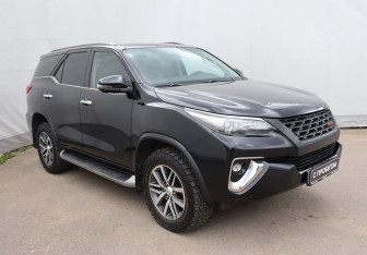 Подержанный автомобиль Toyota Fortuner 2018 года (3 фото)