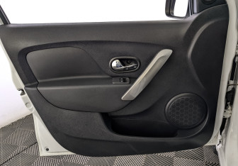 Подержанный автомобиль Renault Logan Sedan 2017 года (18 фото)