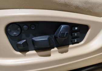 Подержанный автомобиль BMW X5 2011 года (14 фото)