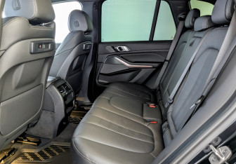 Подержанный автомобиль BMW X5 2021 года (12 фото)