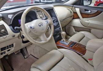 Подержанный автомобиль Infiniti FX 2012 года (17 фото)