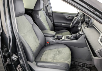 Подержанный автомобиль Toyota RAV4 2025 года (24 фото)