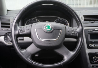 Подержанный автомобиль Skoda Octavia Wagon 2009 года (14 фото)