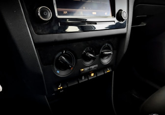 Подержанный автомобиль Skoda Rapid Liftback 2017 года (26 фото)