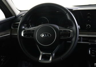 Подержанный автомобиль Kia K5 2021 года (12 фото)