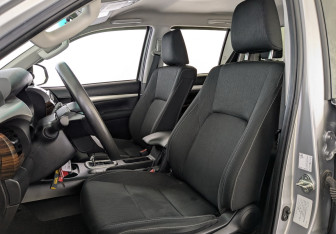 Подержанный автомобиль Toyota Hilux 2022 года (20 фото)