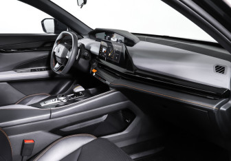 Подержанный автомобиль Changan UNI-V 2023 года (11 фото)