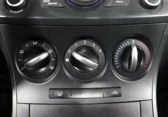 Подержанный автомобиль Mazda 3 Sedan 2012 года (11 фото)