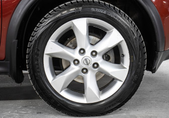 Подержанный автомобиль Nissan Juke 2012 года (23 фото)