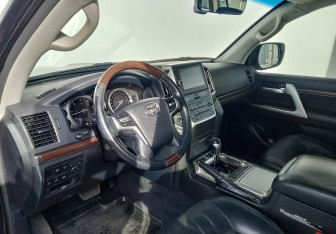 Подержанный автомобиль Toyota Land Cruiser Suv 2015 года (15 фото)