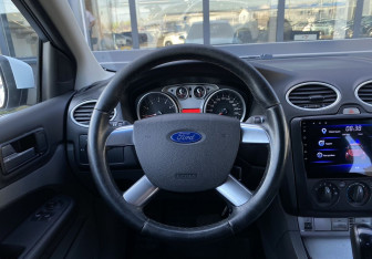 Подержанный автомобиль Ford Focus Hatchback 2008 года (11 фото)