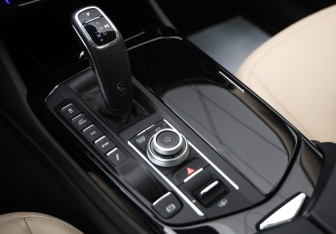 Подержанный автомобиль Maserati Levante 2022 года (19 фото)