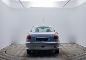 Подержанный автомобиль Peugeot 206 Sedan 2008 года (6 фото)