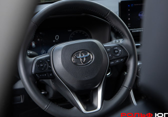 Подержанный автомобиль Toyota RAV4 2025 года (11 фото)
