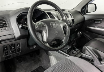 Подержанный автомобиль Toyota Hilux 2013 года (13 фото)