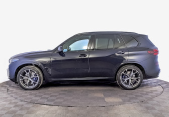 Подержанный автомобиль BMW X5 2025 года (8 фото)