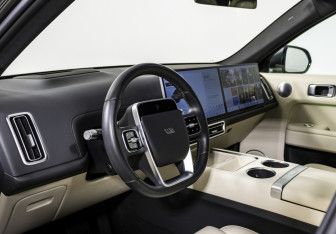 Подержанный автомобиль LiXiang L7 2023 года (11 фото)