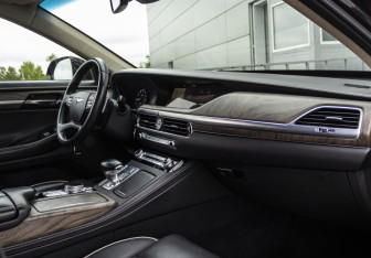 Подержанный автомобиль Genesis G90 2019 года (15 фото)