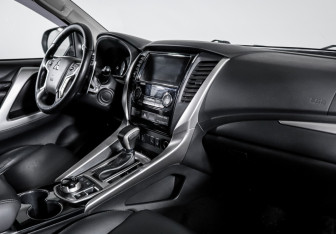 Подержанный автомобиль Mitsubishi Pajero Sport 2017 года (9 фото)