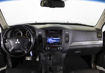 Подержанный автомобиль Mitsubishi Pajero 2012 года (13 фото)