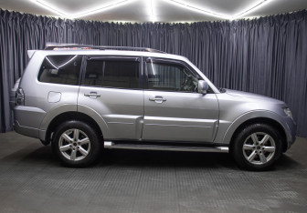 Подержанный автомобиль Mitsubishi Pajero 2011 года (4 фото)