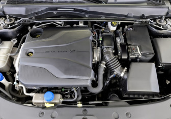 Подержанный автомобиль Changan UNI-V 2023 года (9 фото)