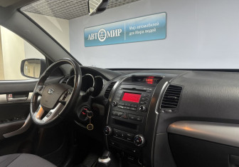 Подержанный автомобиль Kia Sorento 2012 года (17 фото)