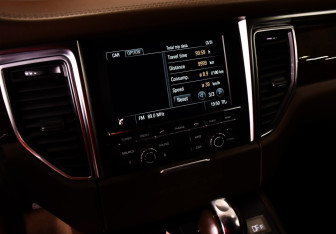 Подержанный автомобиль Porsche Macan 2015 года (18 фото)