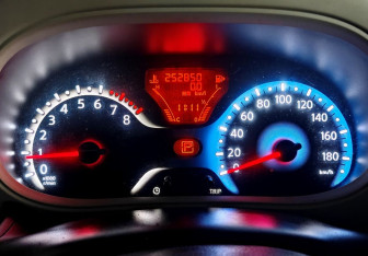 Подержанный автомобиль Nissan Cube 2010 года (14 фото)