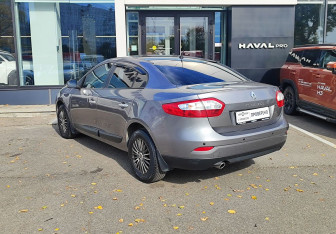 Подержанный автомобиль Renault Fluence 2013 года (7 фото)