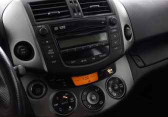Подержанный автомобиль Toyota RAV4 2010 года (11 фото)