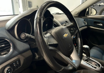 Подержанный автомобиль Chevrolet Cruze Hatchback 2013 года (13 фото)