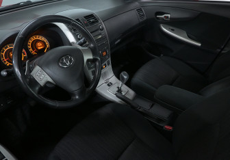 Подержанный автомобиль Toyota Corolla Sedan 2008 года (7 фото)