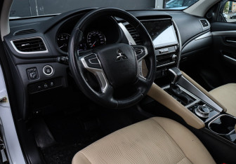 Подержанный автомобиль Mitsubishi Pajero Sport 2020 года (14 фото)