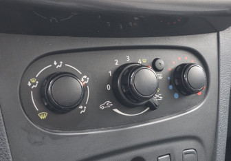 Подержанный автомобиль Renault Logan Sedan 2016 года (14 фото)