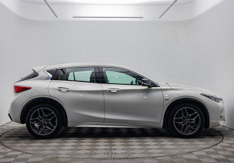 Подержанный автомобиль Infiniti Q30 2017 года (6 фото)