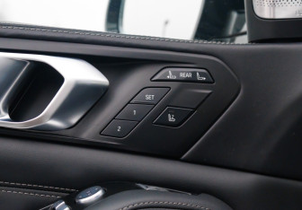 Подержанный автомобиль BMW X7 2023 года (20 фото)