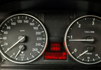 Подержанный автомобиль BMW X1 2011 года (15 фото)