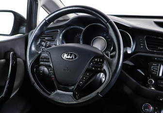 Подержанный автомобиль Kia Ceed Hatchback 2013 года (13 фото)