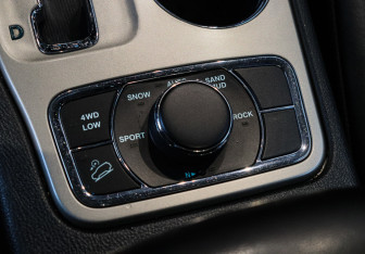 Подержанный автомобиль Jeep Grand Cherokee 2012 года (21 фото)
