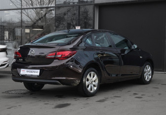 Подержанный автомобиль Opel Astra Sedan 2014 года (5 фото)