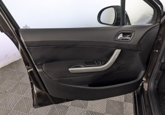Подержанный автомобиль Peugeot 308 Hatchback 2012 года (19 фото)