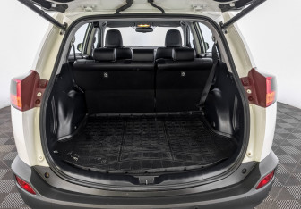 Подержанный автомобиль Toyota RAV4 2015 года (11 фото)
