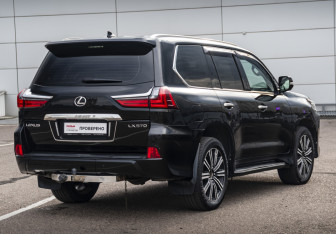 Подержанный автомобиль Lexus LX 2017 года (5 фото)