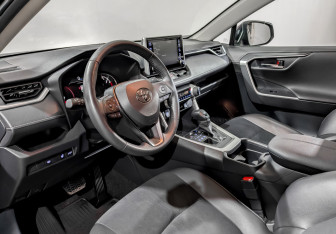 Подержанный автомобиль Toyota RAV4 2021 года (16 фото)