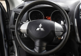 Подержанный автомобиль Mitsubishi ASX 2011 года (17 фото)